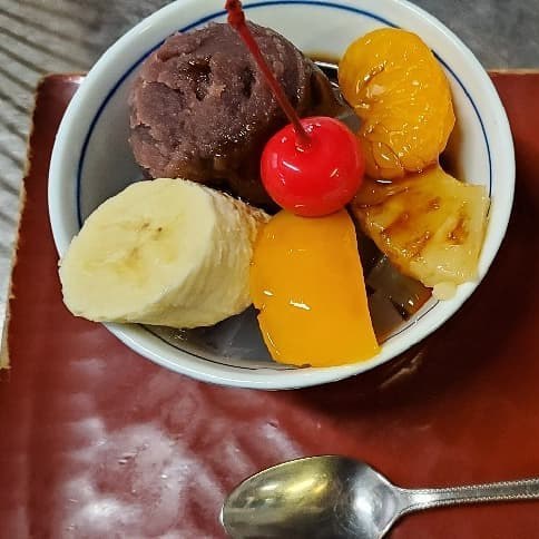 果物と粒あんののったあんみつ（器を中央に）